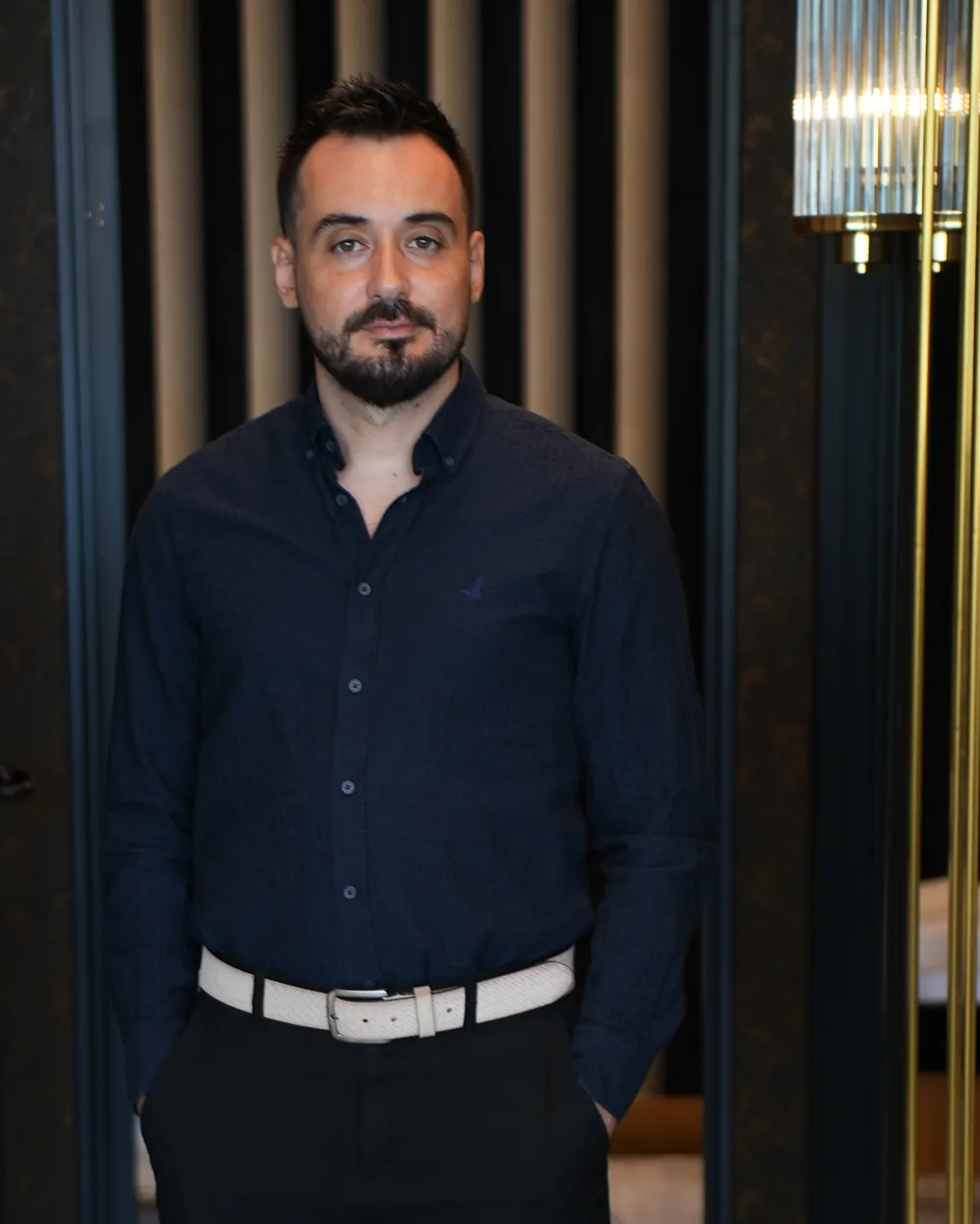 Dr. Onur Çağlar muayenehane koridorunda